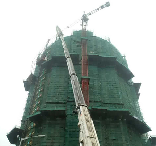 秦安吊车在工地上作业
